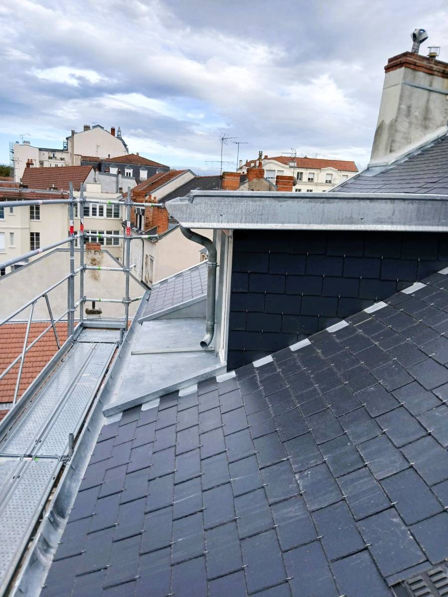 Contrôle de toiture après un épisode méditerranéen en Occitanie